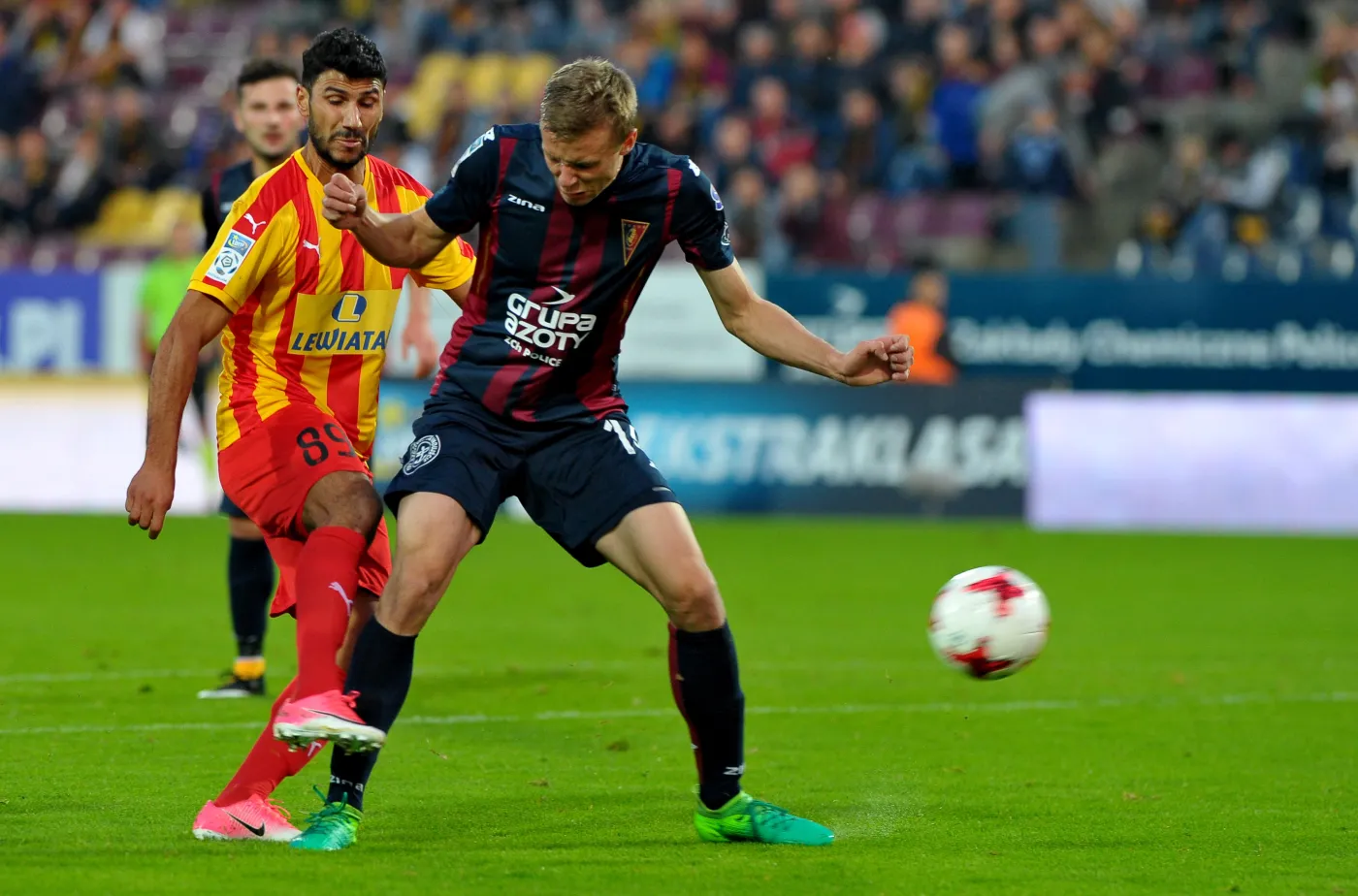 Zawodnik Pogoni Szczecin Kamil Drygas (P) i Elia Sorino (L) z Korony Kielce