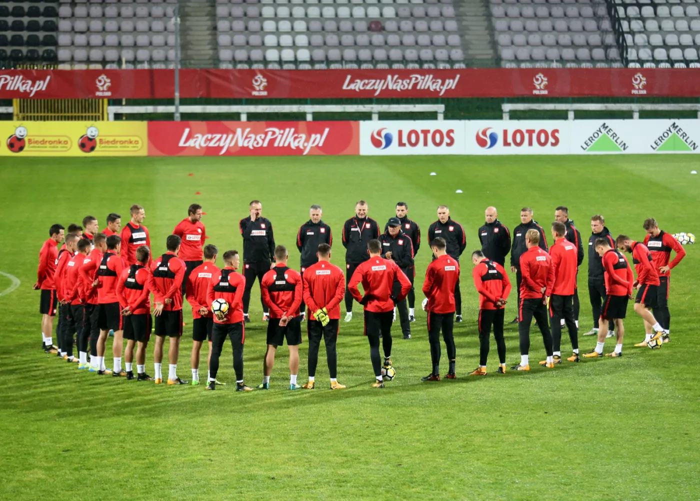 Piłkarze reprezentacji Polski podczas treningu w Warszawie