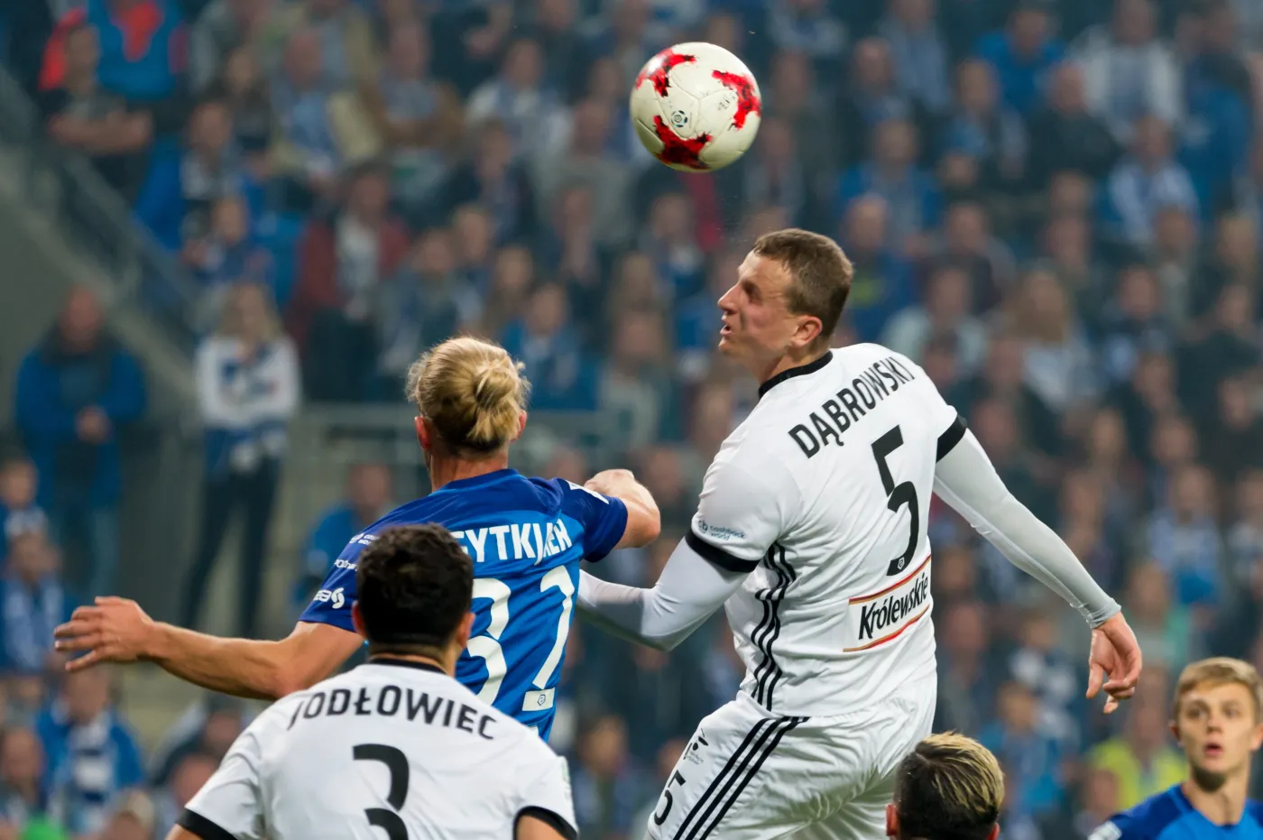 Zawodnik Lecha Poznań Christian Gytkjaer (C-L) i Maciej Dąbrowski (C-P) z Legii Warszawa