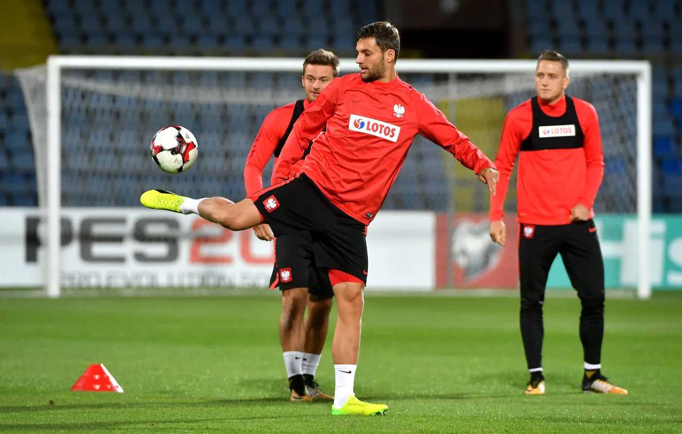 Piłkarze reprezentacji Polski: Bartosz Bereszyński (przód), Karol Linetty (tył) i Piotr Zieliński (P)