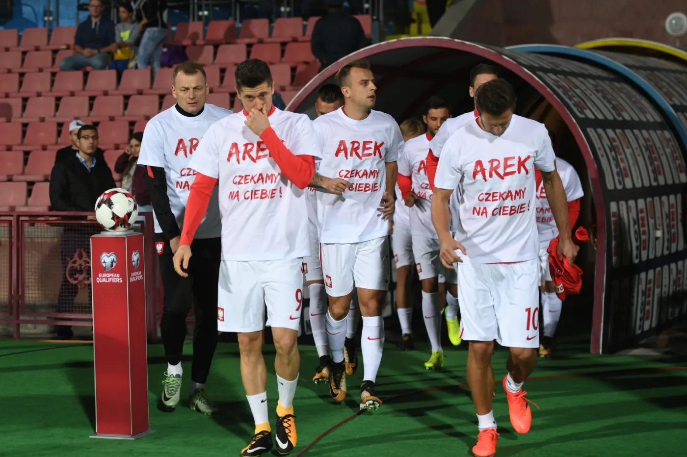 Piłkarze reprezentacji Polski w koszulkach z napisem "Arek, czekamy na ciebie!"
