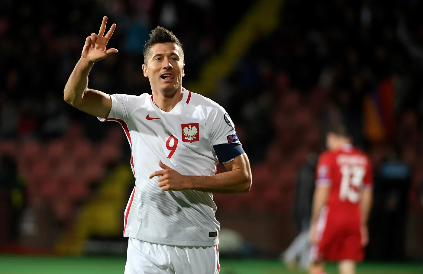 Robert Lewandowski cieszy się ze swojej trzeciej bramki podczas meczu grupy E eliminacji mistrzostw świata z Armenią
