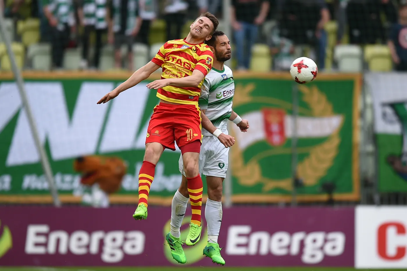 Zawodnik Lechii Gdańsk Simeon Sławczew (P) i Fedor Cernych (L) z Jagiellonii Białystok