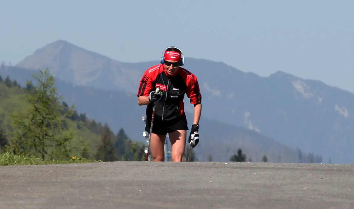 Żar leje się z nieba, a Justyna Kowalczyk wyciska siódme poty