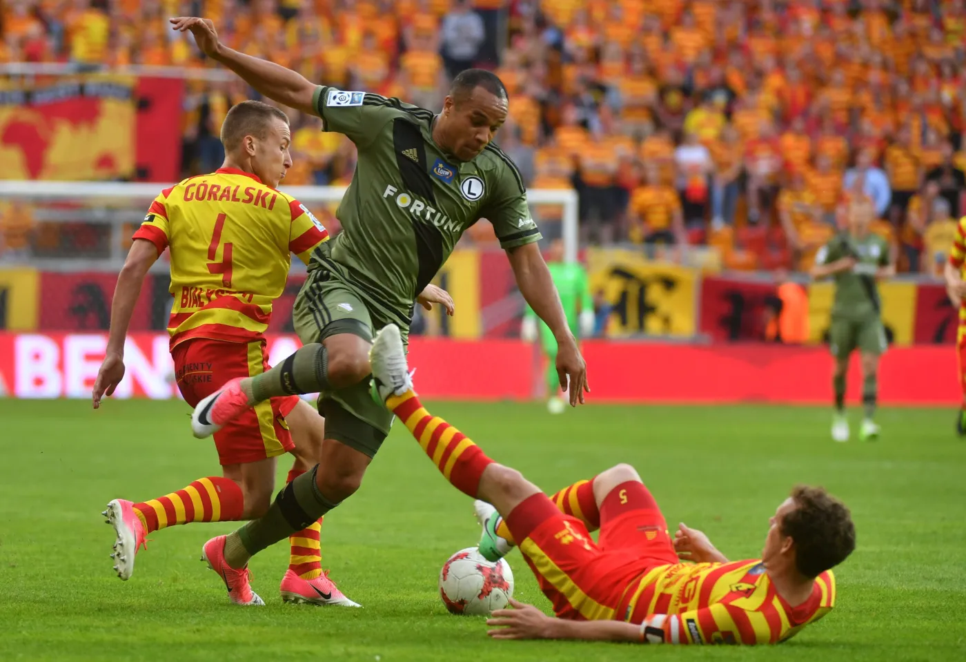 Zawodnicy Jagiellonii Białystok Jacek Góralski (L) i Konstantin Vassiljev (P) oraz Vadis Odjidja-Ofoe (C) z Legii 