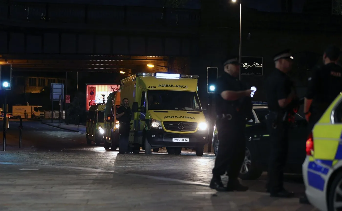 Policja i ratownicy medyczny na miejscu zamachu w Manchesterze