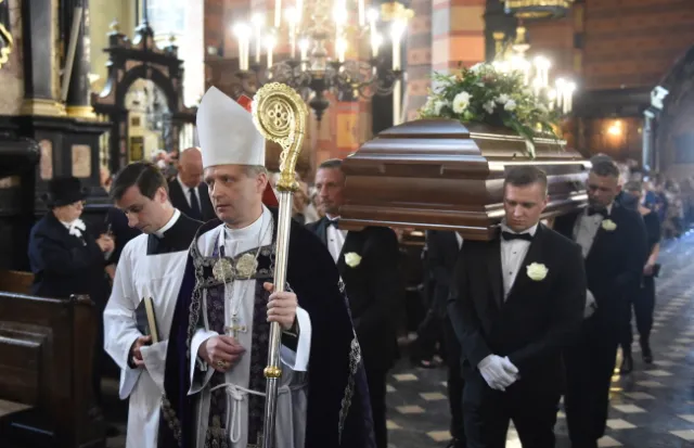 "Żył dla innych, nie dla siebie". W Krakowie tłumy żegnały Zbigniewa Wodeckiego