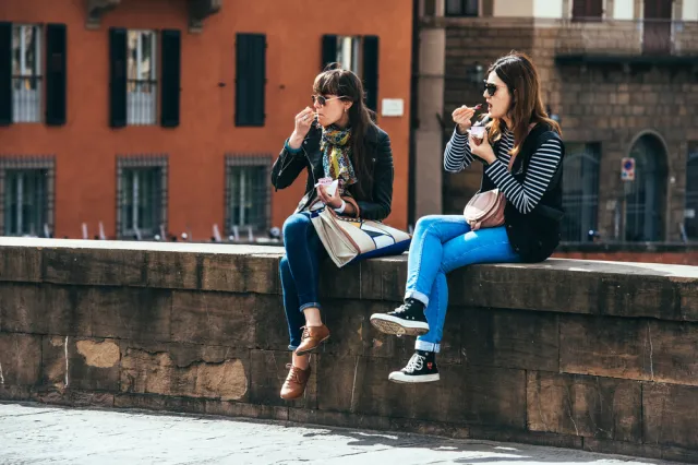 Uważaj! We Florencji początek akcji przeciw jedzeniu prowiantu przy zabytkach. Podobna akcja ruszy w Rzymie