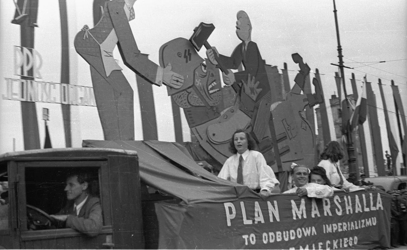 Manifestacja pierwszomajowa na ulicy Marszałkowskiej w Warszawie