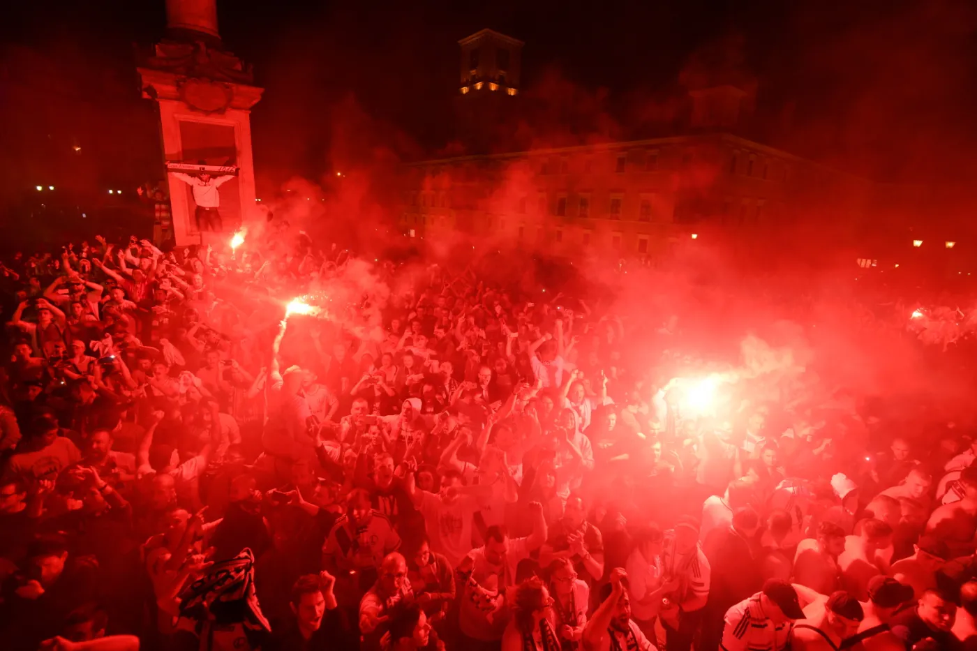 Piłkarz Legii Warszawa poparzony racą podczas mistrzowskiej fety [WIDEO]