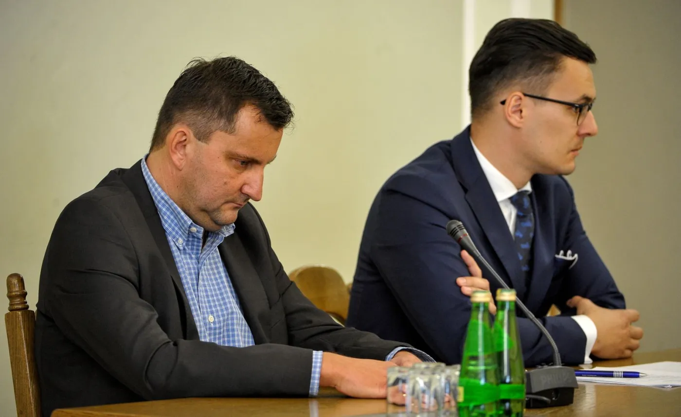 Były prezes zarządu OLT Express Poland oraz OLT Express Regional Andrzej Dąbrowski(L). Obok jego pełnomocnik Bartosz Sierakowski.