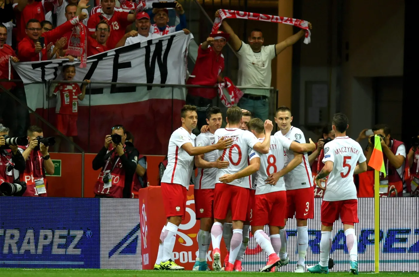 Dzieci przepytały piłkarzy Nawałki. "Czy Klara Lewandowska będzie grać w piłkę i dlaczego Pazdan jest łysy?" [WIDEO]