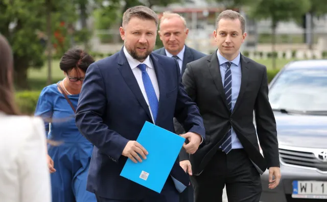 Posłowie PO z wizytą na WAT. "Na tym modelu samolotu o takiej skali (1:50) przeprowadzał badania"