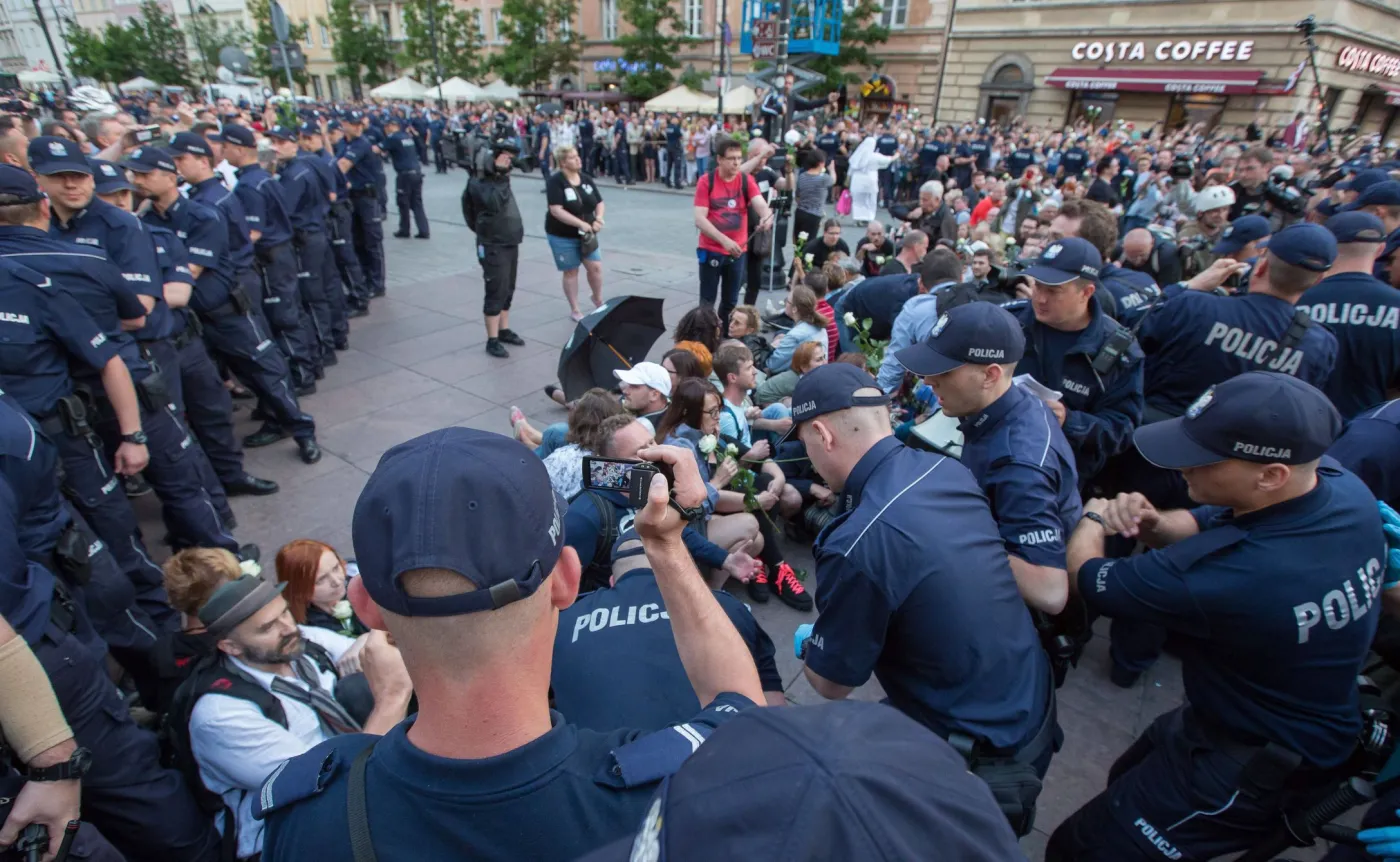 Protesty podczas miesięcznicy smoleńskiej na Krakowskim Przedmieściu