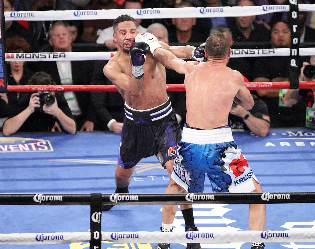 Ward wygrał z Kowaliowem i obronił mistrzowskie pasy po ciosie poniżej pasa. Dosłownie! [WIDEO]