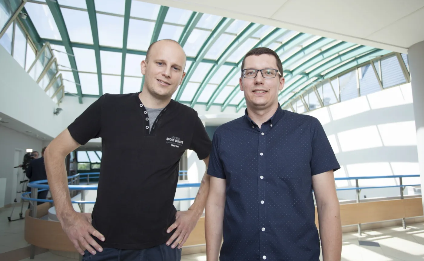 Biorca nerki Adrian Bartosik (L) i dawca nerki Daniel Burniak (P)