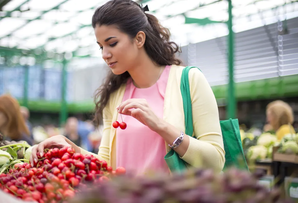 Kobieta na straganie z owocami