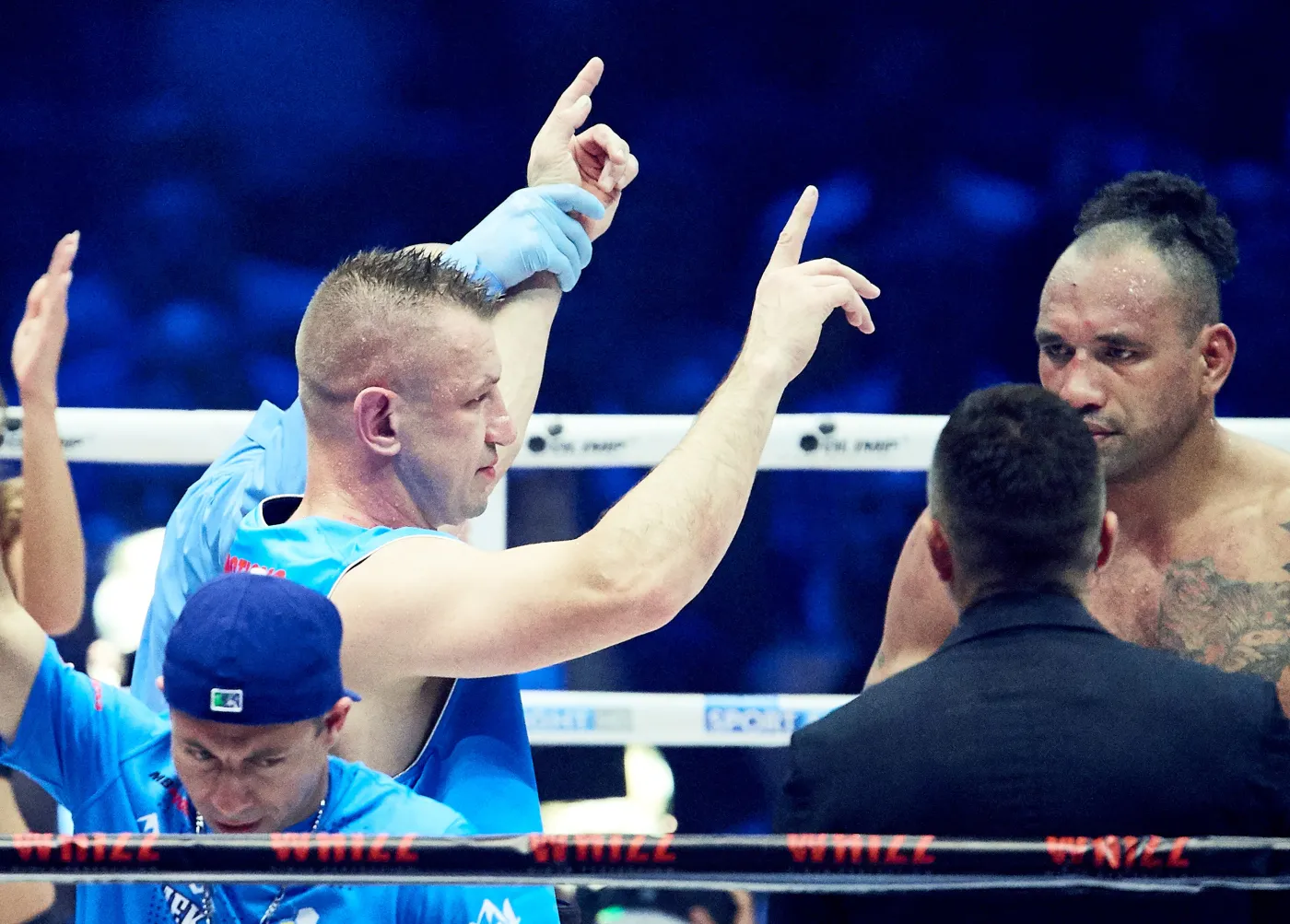 Tomasz Adamek i Solomon Haumono podczas walki wieczoru w trakcie gali bokserskiej Polsat Boxing Night