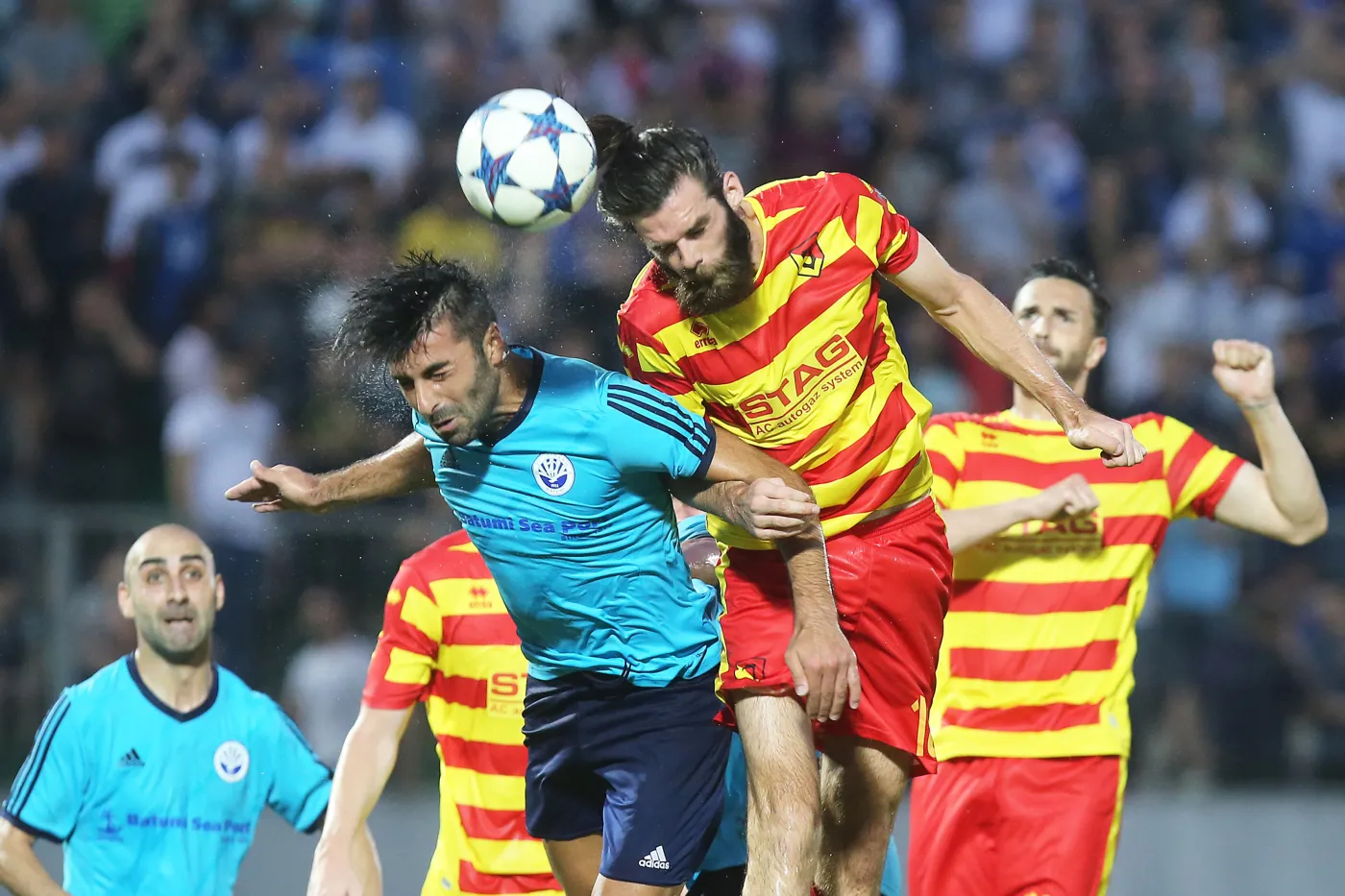 Cillian Sheridan (uderza piłkę głową)