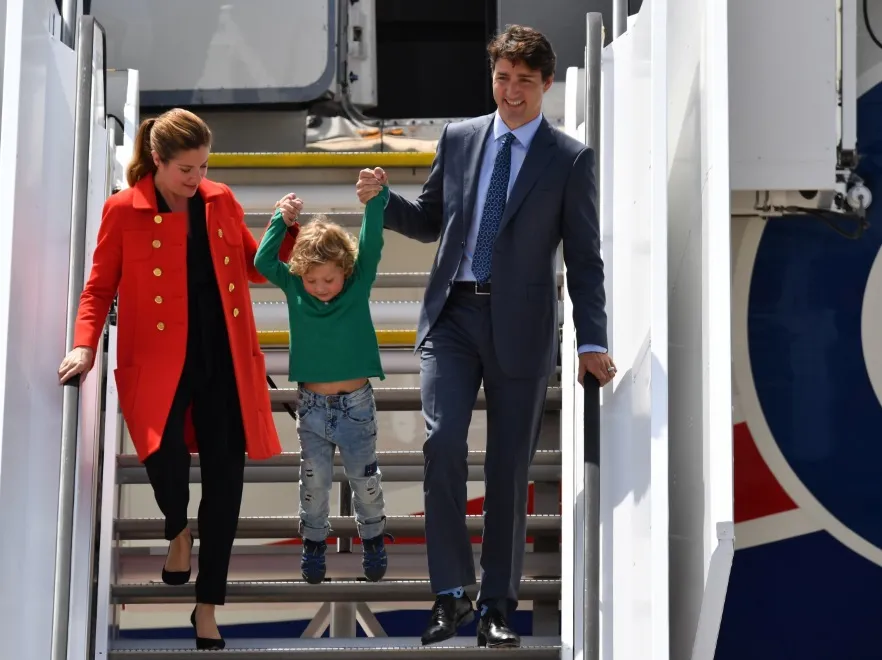 Ale popis! Synek premiera Kanady dał rodzicom popalić na lotnisku w Hamburgu. FOTO