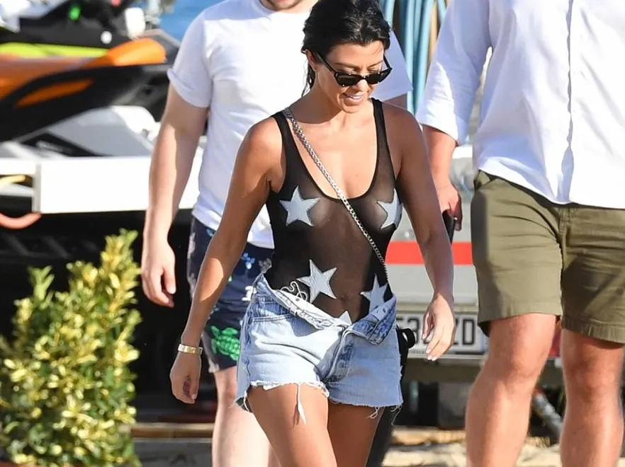 Kourtney Kardashian w kostiumie kąpielowym God Save Queens