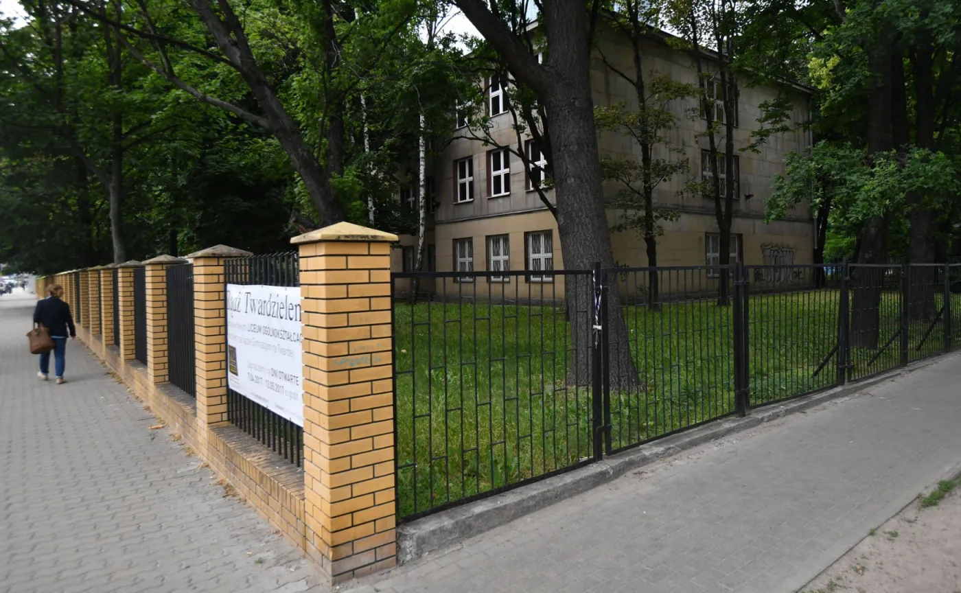 Budynek dawnego gimnazjum przy Twardej