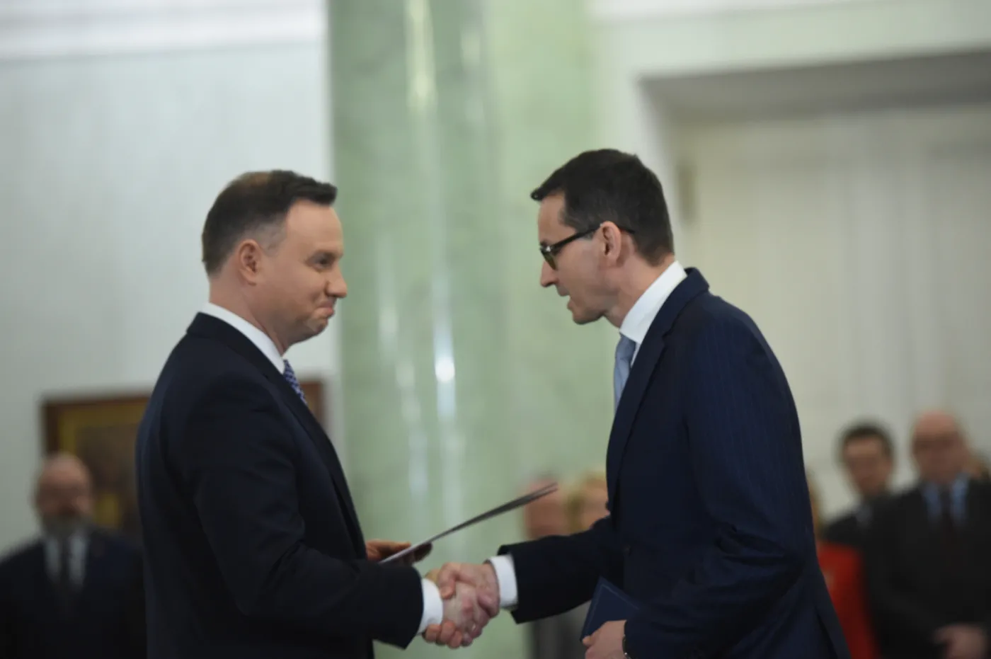 Prezydent Andrzej Duda wręcza akt powołania na stanowisko prezesa Rady Ministrów Mateuszowi Morawieckiemu podczas uroczystości w Pałacu Prezydenckim w Warszawie.