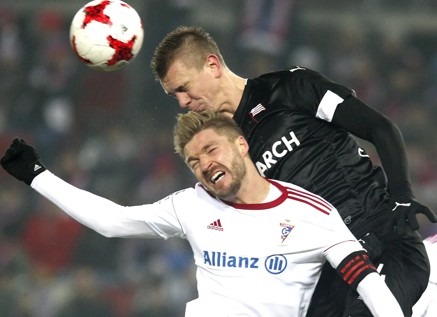 Zawodnik Górnika Zabrze Szymon Matuszek (L) i Oleksiy Dytyatev (P) z Cracovii
