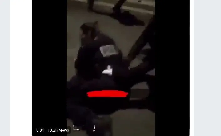 Kadr z nagrania, na którym widać pobicie policjantki