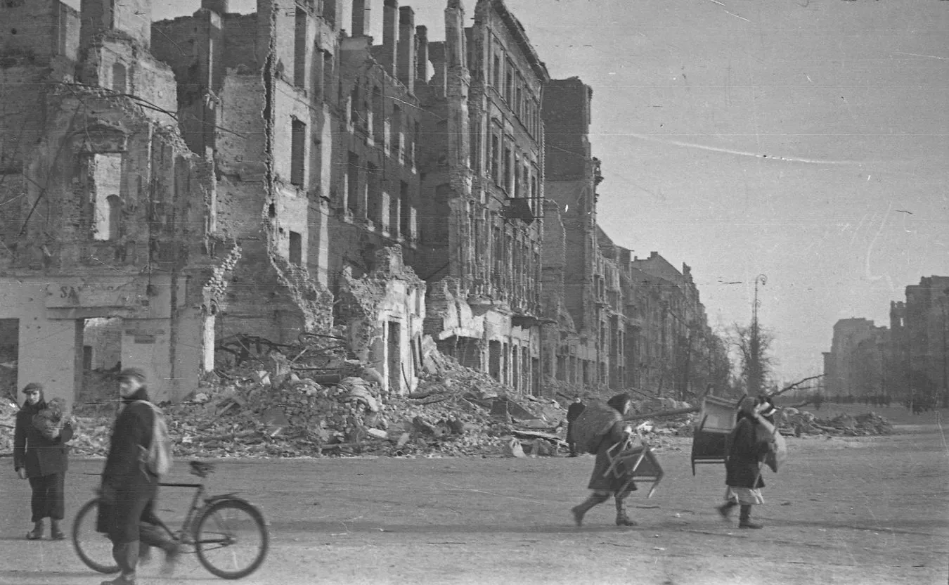 Zniszczona Warszawa - wiosna 1945 r. 