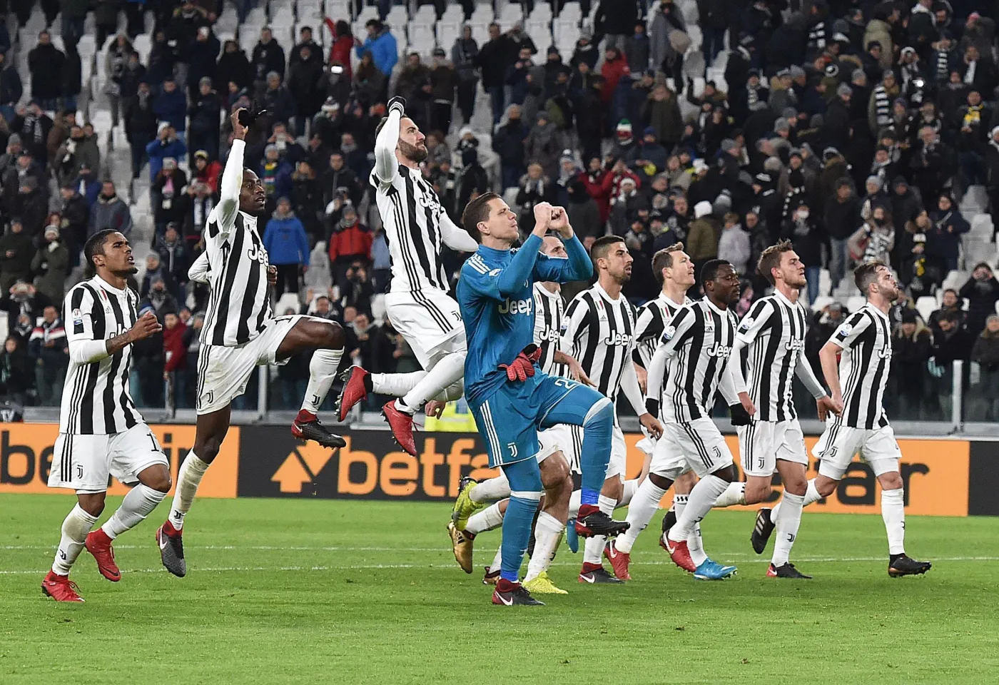 Wojciech Szczęsny (w niebieskim stroju)