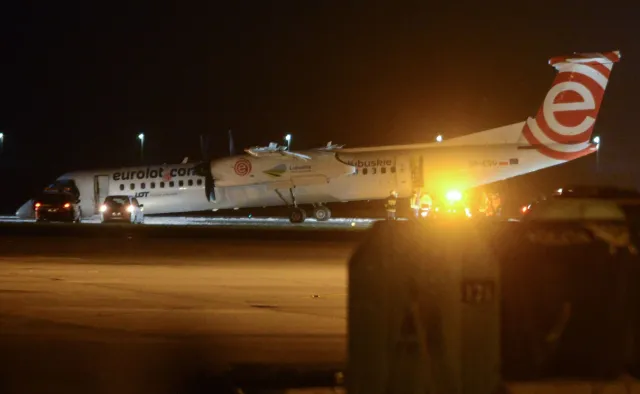 Uszkodzony samolot został już odholowany z pasa startowego. Będzie też przegląd podwozia wszystkich bombardierów