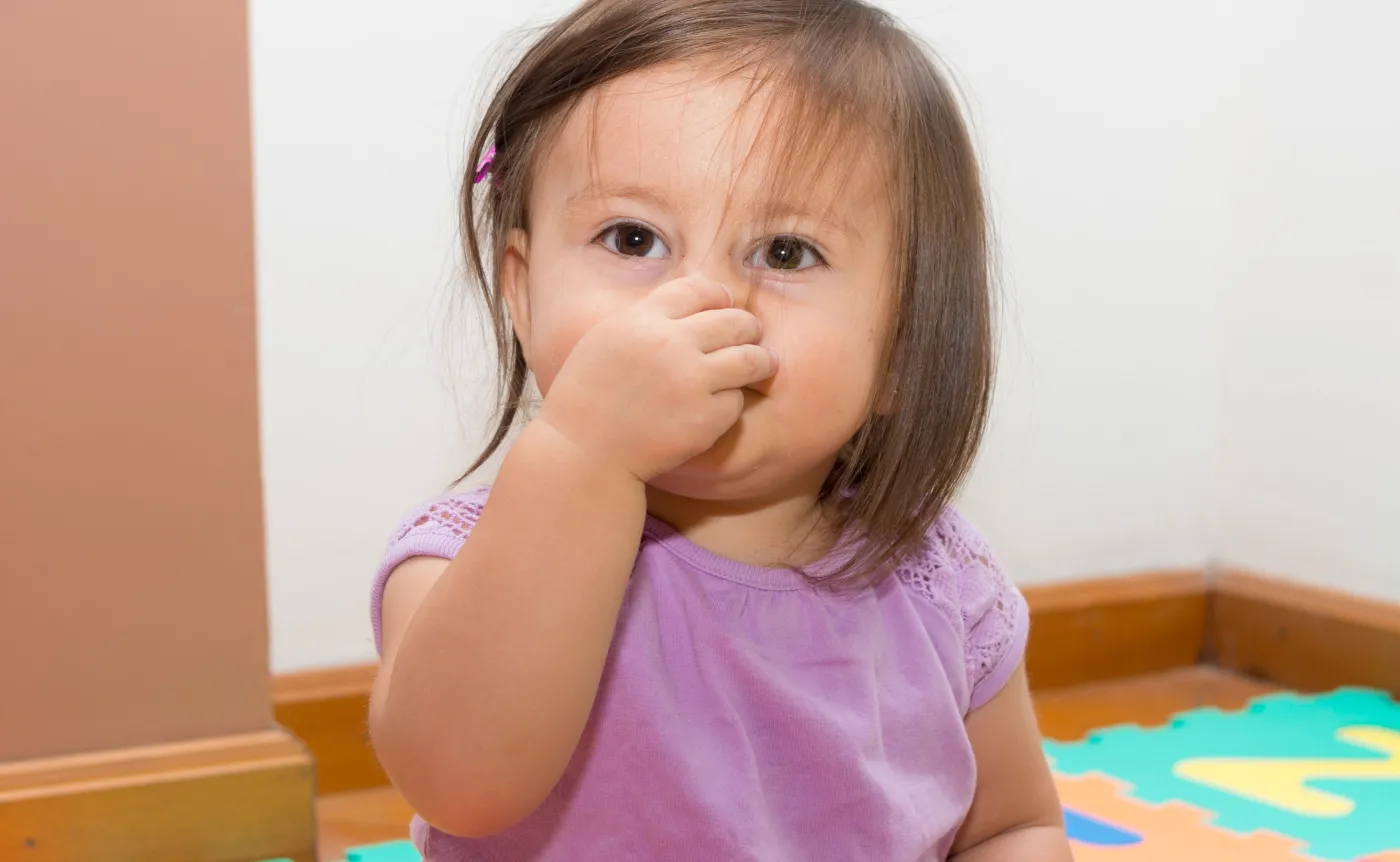 Dziewczynka trzyma się za nos