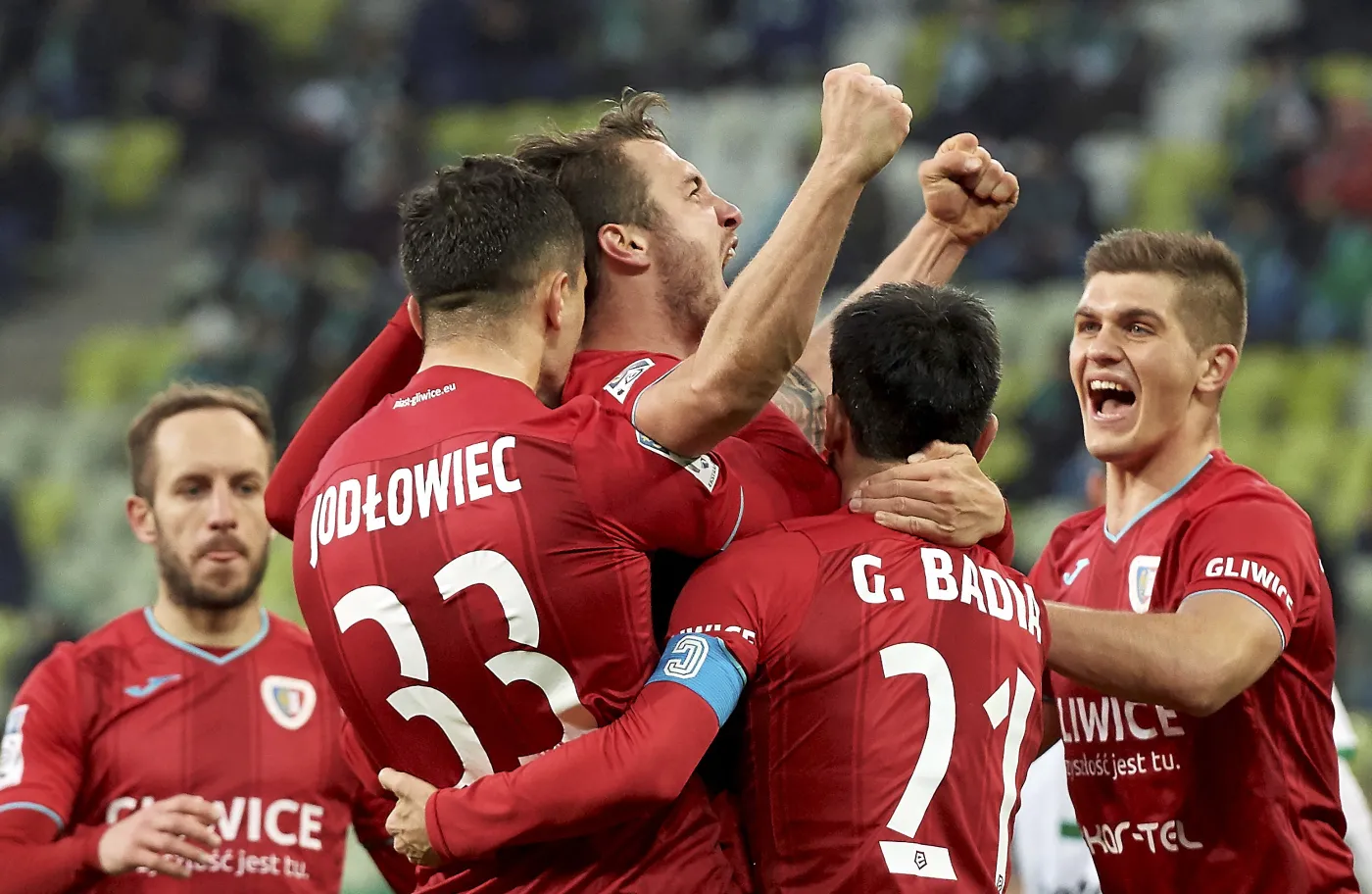 Piłkarze Piasta Gliwice cieszą się z gola Mateusza Szczepaniaka