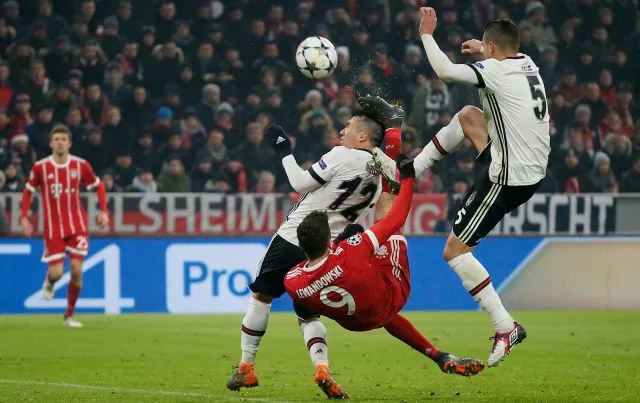 Liga Mistrzów: Dwa gole Lewandowskiego. Bayern zmiótł Besiktas. Chelsea nie dała się Barcelonie