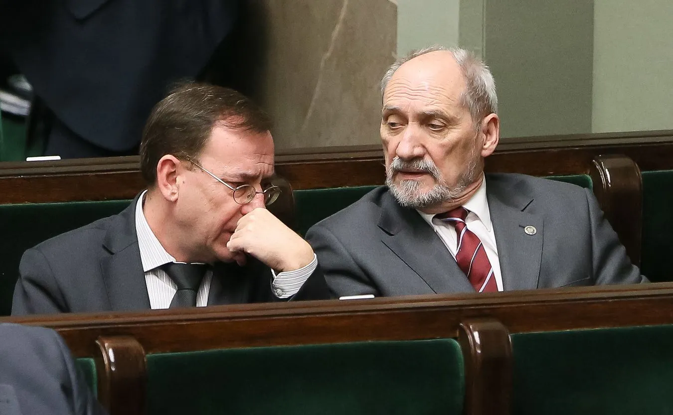 Koordynator służb specjalnych Mariusz Kamiński i szef MON Antoni Macierewicz