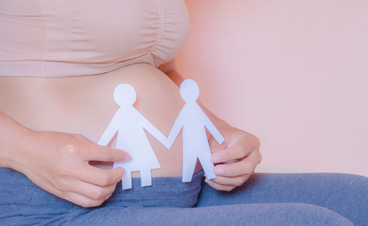 Kobieta w ciąży zastanawia się nad płcią dziecka