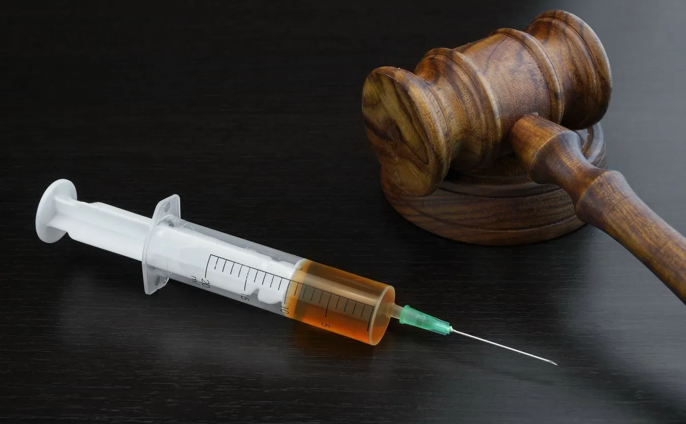 Strzykawka i młotek sędziowski, kara śmierci