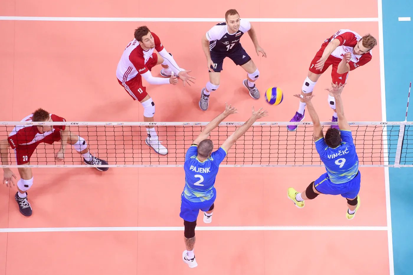 Siatkarze reprezentacji Polski (w biało-czerwonych strojach)