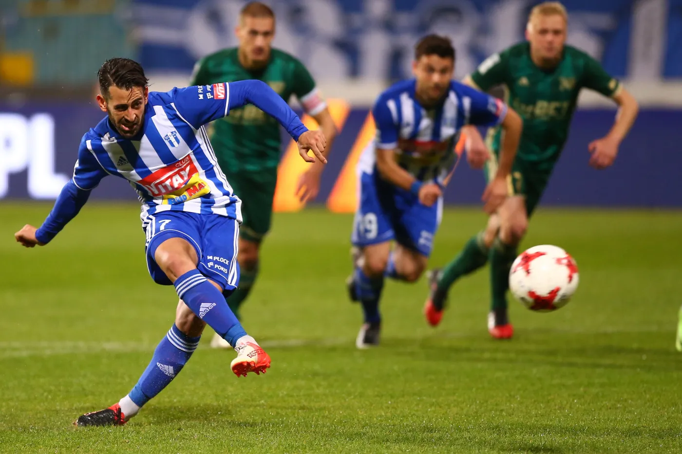 Piłkarz Wisły Płock Nico Varela (L) strzela bramkę z rzutu karnego podczas meczu Ekstraklasy ze Śląskiem Wrocław