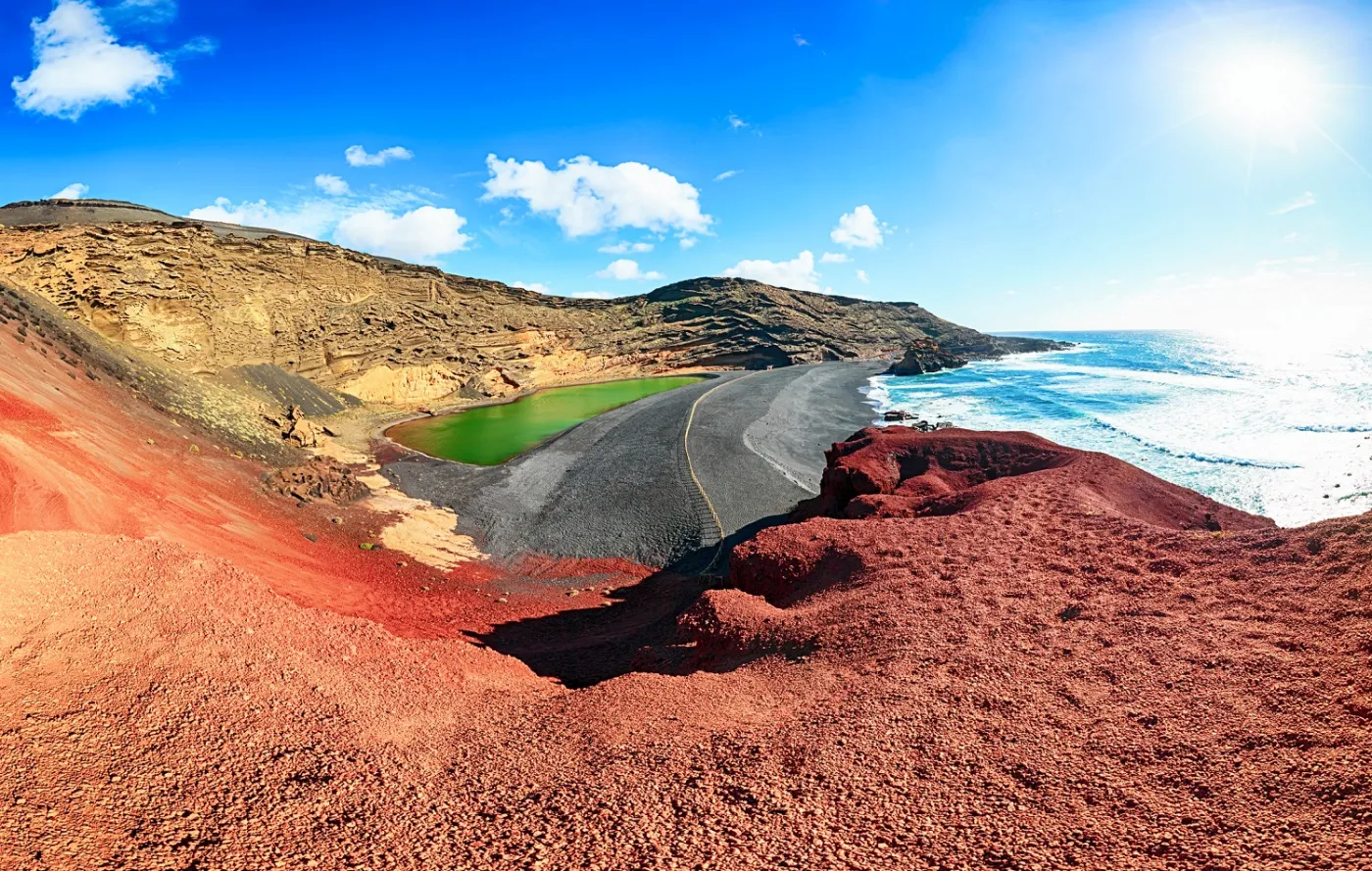 10536587-lanzarote-wulkaniczne-jezioro.jpg