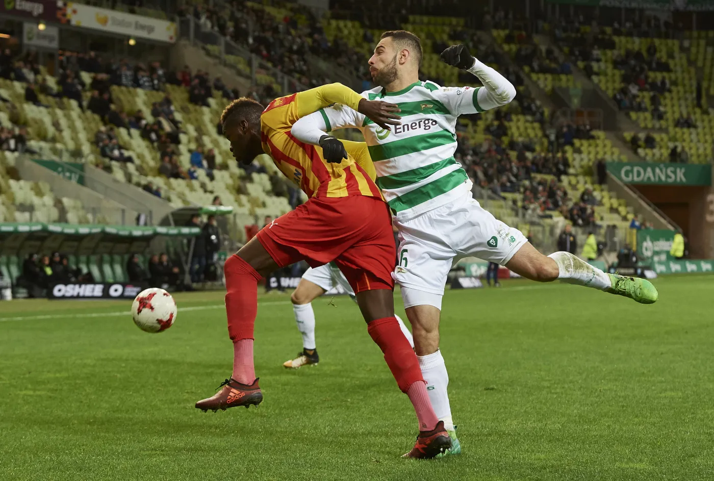 Zawodnik Lechii Gdańsk Błażej Augustyn (P) i Elhadji Pape Djibril Diaw (L) z Korony Kielce