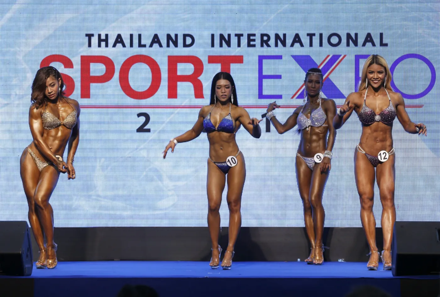 Te panie w formie są o każdej porze roku. W Tajlandii zaprezentowały swoje wyrzeźbione ciała