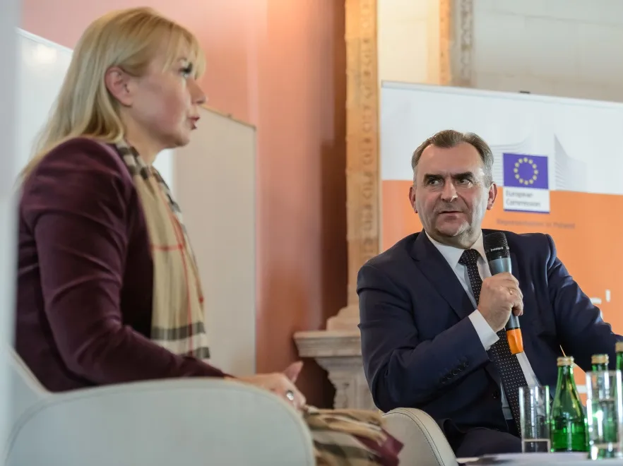 Rzęsy jak firanki. Komisarz Bieńkowska sprytnie upiększyła swoją twarz. FOTO