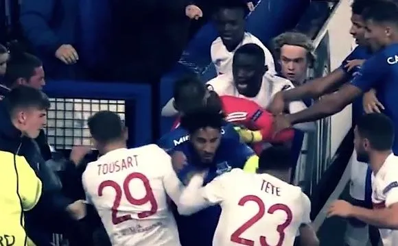 Kibic Evertonu atakuje piłkarze Lyonu