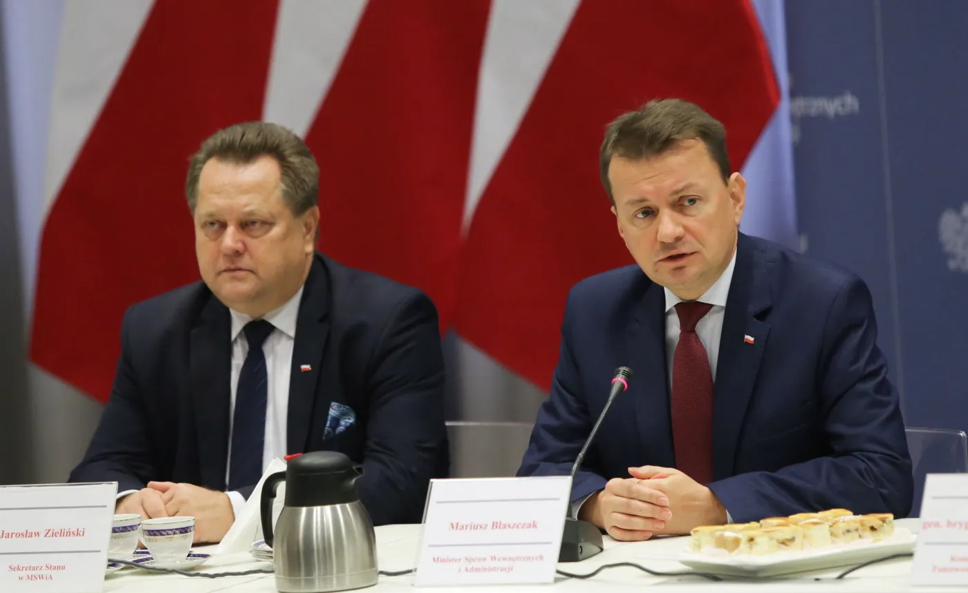 Minister spraw wewnętrznych i administracji Mariusz Błaszczak i wiceminister Jarosław Zieliński 