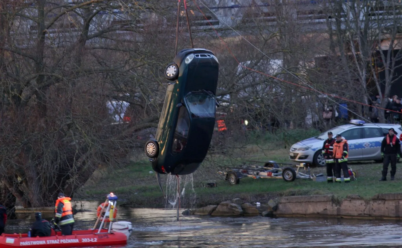 Wydobywanie samochodu z Warty