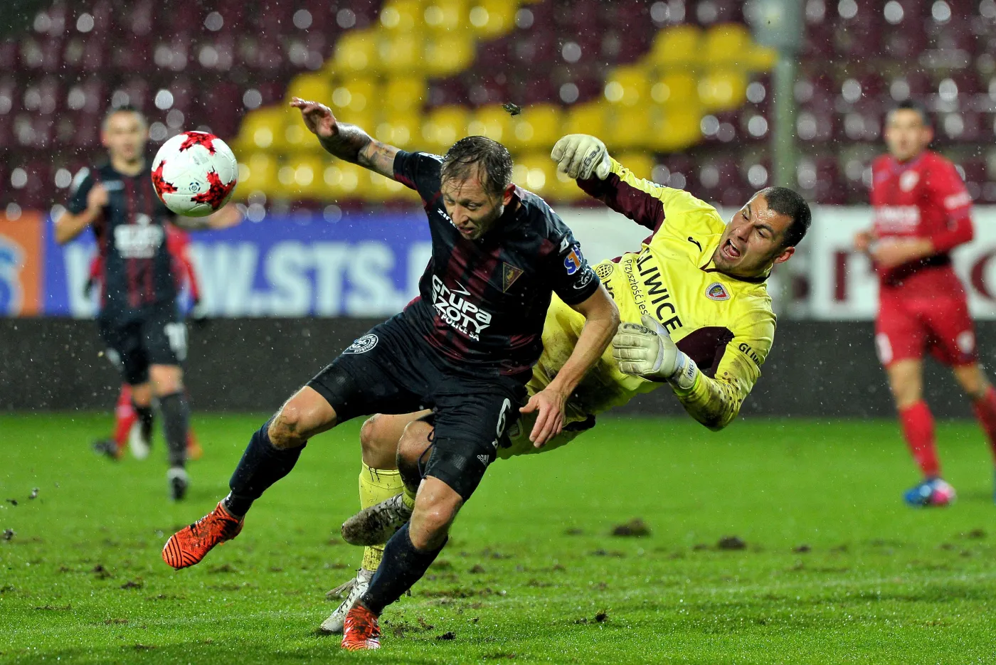 Piłkarz Pogoni Szczecin Rafał Murawski (L) oraz Dobrivoj Rusov (P) z Piasta Gliwice