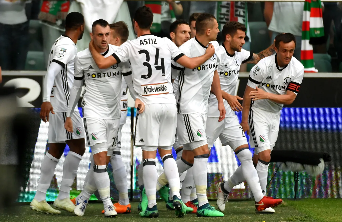 Piłkarze Legii Warszawa cieszą się z gola Sebastiana Szymańskiego podczas meczu grupy mistrzowskiej Ekstraklasy z Górnikiem Zabrze