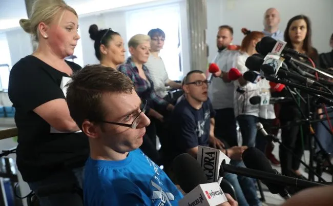 Protestujący w Sejmie podczas konferencji prasowej